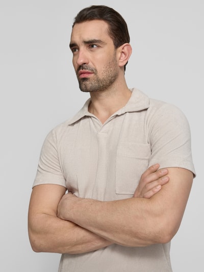 Männermodel trägt Relaxed Fit Poloshirt mit V-Ausschnitt von Lindbergh aus Baumwoll-Mix, Frottee, Brusttasche, Nahaufnahme Oberkörper