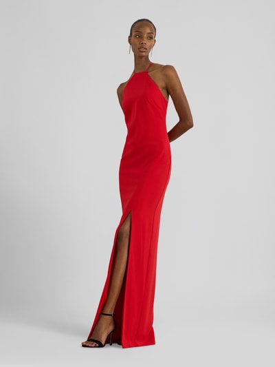 Frauenmodel trägt Enganliegendes Abendkleid mit Neckholder von Lauren Ralph Lauren in Uni-Rot, Maxi-Länge, Crêpe-Textur, Ganzkörperansicht von vorne