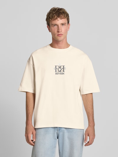 Męski model nosi T-Shirt mit Label-Stitching und Rundhalsausschnitt od REVIEW w kolorze jasnym, bawełna, krój relaxed fit, Długość tyłu w rozmiarze M: 69 cm, Ganzkörperansicht von vorne