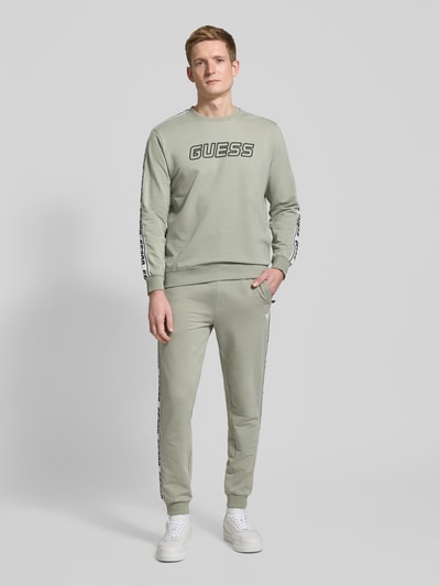 Guess Activewear Sweatshirt mit Label-Print Oliv 1