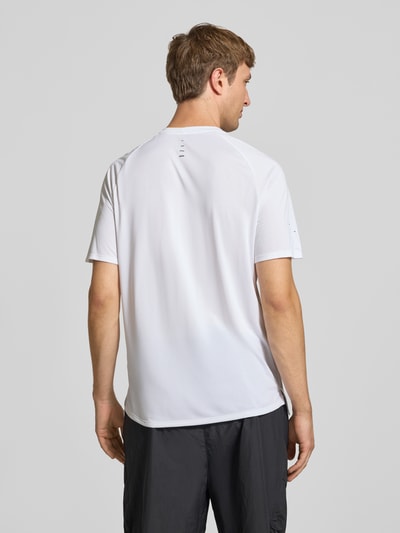 Männermodel trägt weißes Regular Fit Sport-T-Shirt mit reflektierenden Elementen von Nike, Herren Sport-T-Shirt, Ganzkörperansicht Rückansicht.