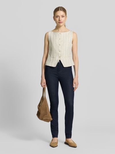 Frauenmodel trägt Slim Fit Jeans aus Viskose-Mix im 5-Pocket-Design von Emporio Armani in Dunkelblau, elastischer Viskose-Mix mit Lyocell-Anteil, Knopf- und Reißverschluss, Bundweite bei Größe 27: 35 cm, Innenbeinlänge bei Größe 27: 80 cm, Ganzkörperansicht von vorne.