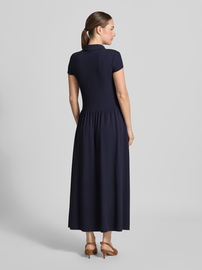 Frauenmodel trägt ein dunkelblaues Midikleid aus Viskose-Mix von Emporio Armani mit Umlegekragen und taillierter Passform, Ganzkörperansicht Rückansicht