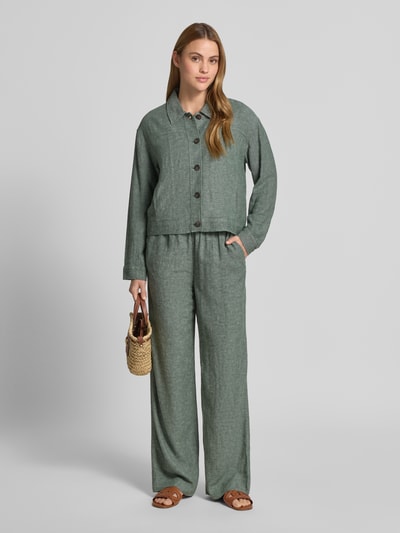 Frauenmodel trägt Leinenhose mit Kordelzug Modell 'Viana Ginia' von MSCH Copenhagen in Grün, weiter Schnitt, Leinen-Mix, Ganzkörperansicht von vorne.
