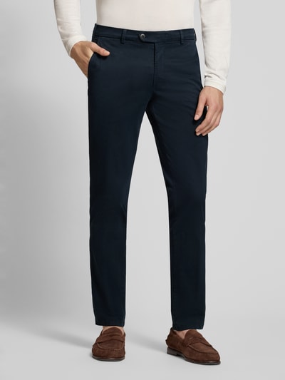 Männermodel trägt dunkelblaue Regular Fit Chino aus Baumwoll-Mix Modell 'Lupus' von MMX, glatte Textur, Nahaufnahme Oberkörper bis Fuß, Herren Chino von MMX.