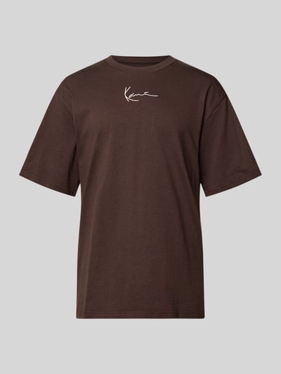 Produktfoto, Regular Fit T-Shirt mit Logo-Stitching von KARL KANI, braunes Herren T-Shirt, Rundhalsausschnitt, Kurzärmelig, Rückenlänge bei Größe M: 74 cm, glatte Stoffstruktur