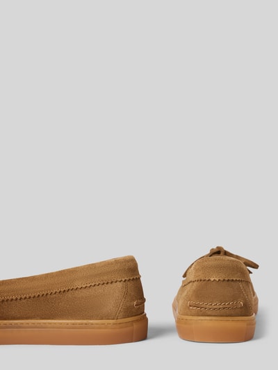Produktfoto, Loafers aus Leder mit Gummisohle Modell 'CPH365' von Copenhagen, naturalna skóra, zaokrąglony czubek, zakładana przez głowę, gumowa podeszwa, wysokość obcasa w rozmiarze 40: 2 cm, wysokość cholewki w rozmiarze 40: 5 cm, szerokość w rozmiarze 40: 17 cm, odcienie brązu, delikatna tekstura zamszu, proste kształty