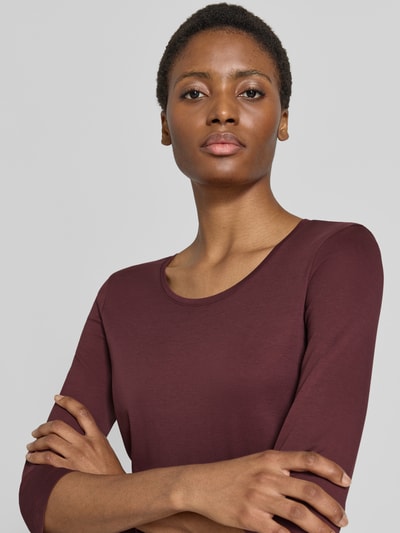 Frauenmodel trägt Shirt aus reiner Baumwolle von Christian Berg Woman in Dunkelrot, gerader Schnitt, Rundhalsausschnitt, Nahaufnahme Oberkörper.