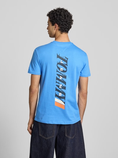 Männermodel trägt Regular Fit T-Shirt aus reiner Baumwolle von Tommy Jeans in Optik: Unifarben, Label-Print, Rückenansicht, Ganzkörperansicht Rückansicht