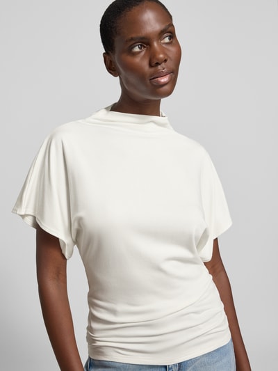 Frauenmodel trägt T-Shirt mit kurzem Stehkragen Modell 'Nupti' von My Essential Wardrobe, weiß, Viskose-Mix, Nahaufnahme Oberkörper.