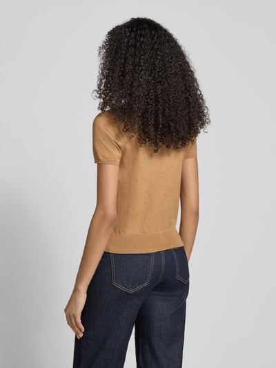 Vrouwenmodel draagt Regular Fit Kurzarmpullover aus Baumwoll-Mix van Polo Ralph Lauren in lichtbruin, elastische stof, logo-stiksel, ronde hals, korte mouwen, elastische boorden, geheel van achteren bekeken.
