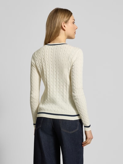 Vrouwenmodel draagt Slim Fit Longsleeve in Strick-Optik van Christian Berg Woman, crèmekleur katoenmix, v-hals, elastische boorden, ruglengte maat S 58 cm, mouwlengte 63 cm, structuurmotief, full body aanzicht achterkant.