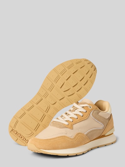 Produktfoto, Sneaker mit Logo-Detail Modell 'City' von HOFF, beżowe odcienie, zaokrąglony kształt, sznurowanie, profilowana podeszwa, wysokość obcasa 2 cm w rozmiarze 40, wysokość cholewki 9 cm w rozmiarze 40, szerokość w rozmiarze 40: 7 cm, tekstura zamszu i gładkiego materiału