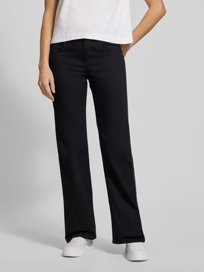 Kobiece modelka nosi Slim Fit Jeansy z 5 kieszeniami, model 'CICI' od Angels, bawełna, prosty krój, widok całej sylwetki z przodu.