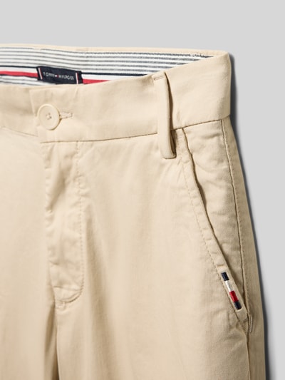 Produktfoto, Regular Fit Chino aus Baumwoll-Mix von Tommy Hilfiger Teens, kolor jednolity, krój regular fit, logo, szlufki, bawełna