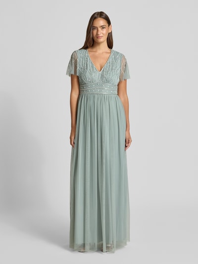 Frauenmodel trägt Abendkleid mit Paillettenbesatz von Christian Berg Cocktail aus Chiffon in Mint, A-Linie, Maxikleid, V-Ausschnitt, Schmetterlingsärmel, Perlenbesatz, rückseitiger Haken- und Reißverschluss, Rückenlänge bei Größe 36: 159 cm, Brustweite: 41 cm, Ärmellänge: 19 cm, Ganzkörperansicht von vorne.