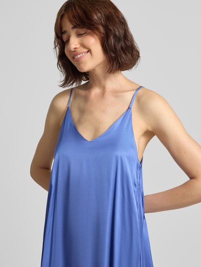 Frauenmodel trägt Knielanges Kleid aus Viskose mit Spaghettiträgern von American Vintage in A-Linie und V-Ausschnitt, seidig glänzende Textur, reine Viskose, Nahaufnahme Oberkörper.