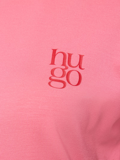 Frauenmodel trägt Regular Fit Pyjama-Oberteil aus Modal-Mix von HUGO, Optik: Unifarben, Label-Print, Motiv-Print, Jersey, Nahaufnahme Oberkörper.