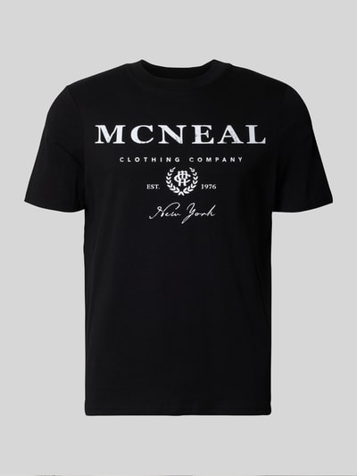 Produktfoto, schwarzes T-Shirt mit weißem Label-Print und Rundhalsausschnitt aus Reine Baumwolle, Regular-Fit, MCNEAL Herren T-Shirt