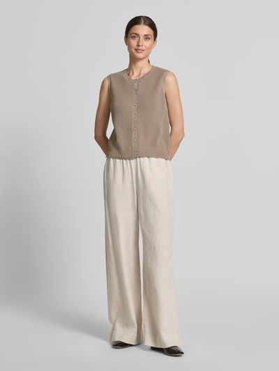 Frauenmodel trägt Weste mit Strukturmuster von Christian Berg Woman in Beige, reine Baumwolle, Knopfleiste, Rundhalsausschnitt, Regular Fit, Ganzkörperansicht von vorne.