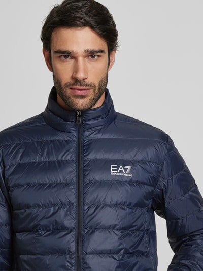 EA7 Emporio Armani Daunenjacke mit Label-Print Modell 'TRAIN CORE' Dunkelblau 3