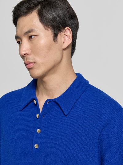 Männermodel trägt Relaxed Fit Pullover mit Kaschmir-Anteil Modell 'RAXOW' von American Vintage in Strick-Optik, Nahaufnahme Oberkörper.