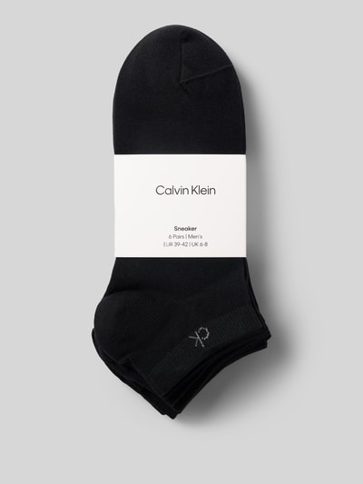 Produktfoto, Socken aus Baumwoll-Mix im 6er-Pack von CK Calvin Klein in Schwarz, glatte Struktur auf hellgrauem Hintergrund