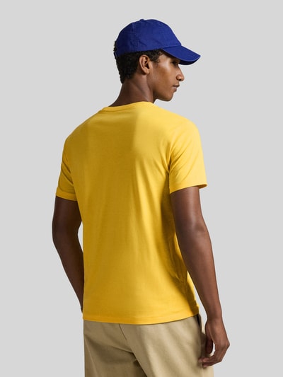 Männermodel trägt Regular Fit T-Shirt aus reiner Baumwolle von Polo Ralph Lauren in Gelb, unifarben, Rückansicht, Ganzkörperansicht.