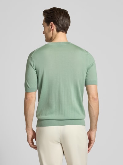 Männermodel trägt Regular Fit Strick-Shirt aus reiner Schurwolle Modell 'H-UMAURO' von BOSS in Mintgrün, glatte Struktur, Ganzkörperansicht Rückansicht