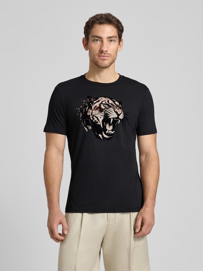 Männermodel trägt Regular Fit T-Shirt mit Motiv-Print von Antony Morato, schwarzer Baumwoll-Mix, Rundhalsausschnitt, Herren T-Shirt, Rückenlänge 64 cm, Ganzkörperansicht von vorne.