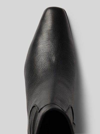 Productfoto, zwart laarsje met blokhak, model 'Dusty' van Steve Madden, vierkante vorm, gladde zool, siernaden, zijkant ritssluiting, damesmodel, hakhoogte maat 40: 4 cm, schachthoogte maat 40: 18 cm, schachtbreedte maat 40: 12 cm, leren textuur