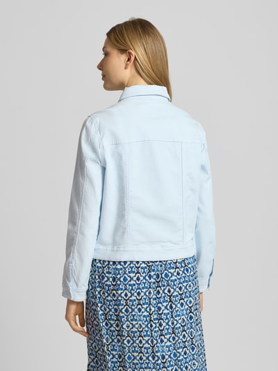 Frauenmodel trägt Regular Fit Jeansjacke aus Baumwoll-Mix von s.Oliver RED LABEL, Optik: Unifarben, helle Denim-Textur, Ganzkörperansicht Rückansicht.