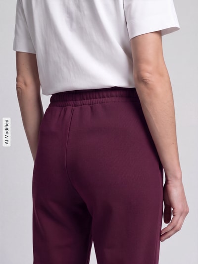 Frauenmodel trägt Sweatpants mit Label-Stitching und elastischem Bund von PUMA, Baumwoll-Mix, Relaxed Fit, Ganzkörperansicht Rückansicht, KI-modifiziertes Bild.