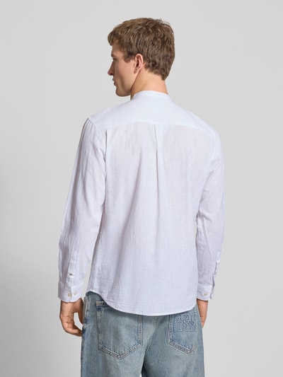 Männermodel trägt weißes Regular Fit Freizeithemd aus Baumwoll-Leinen-Mix von Jack & Jones mit Stehkragen, Rückenansicht, Ganzkörperansicht.