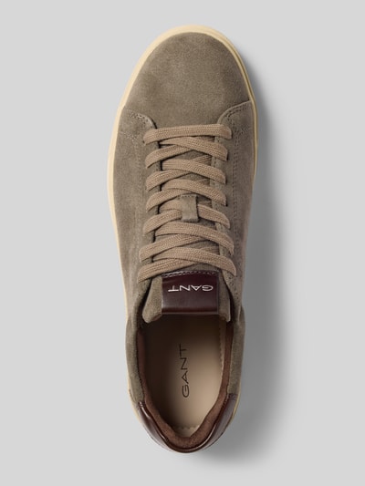 Produktfoto, Sneaker aus echtem Leder Modell 'McJulien' von GANT, Herren Sneaker, braunes Wildleder, helle Sohle, Oberansicht.