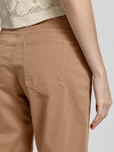 Frauenmodel trägt Straight Leg Hose aus Baumwoll-Mix Modell 'MAINE S' von Brax in einfarbigem Braun, 5-Pocket-Design, Detailaufnahme Rückansicht.