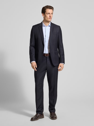 Męski model nosi Slim Fit Freizeithemd mit Kentkragen Modell 'Performance' od OLYMP No. Six, elastyczna mieszanka bawełny, krój slim fit, niebieskie, długie rękawy, pełna listwa guzikowa, mankiety sportowe, długość pleców w rozmiarze 40: 78 cm, szerokość ramion w rozmiarze 40: 45 cm, długość rękawa w rozmiarze 40: 68 cm, widok całej sylwetki z przodu.