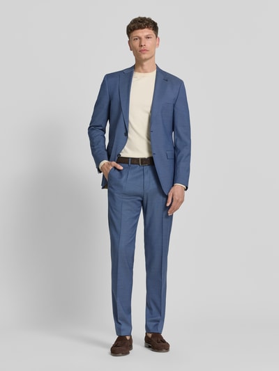 Männermodel trägt Regular Fit Anzug aus Schurwoll-Mix mit 2-Knopf-Sakko von Roy Robson in Blau, Anzughose, Ganzkörperansicht von vorne.