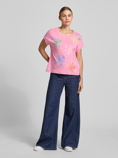 Frauenmodel trägt T-Shirt aus Baumwoll-Leinen-Mix mit Stitchings von Milano Italy, rosa mit bunten Blumen, Regular Fit, Ganzkörperansicht von vorne.