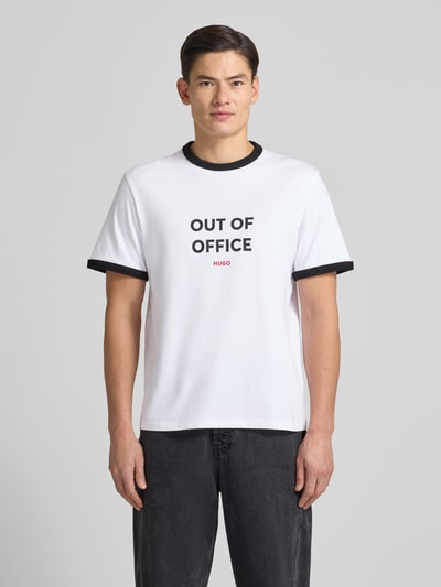 Männermodel trägt Regular Fit T-Shirt aus reiner Baumwolle Modell 'DOFFICE' von HUGO, Optik: Unifarben, Kontrastdetails, Ganzkörperansicht von vorne.