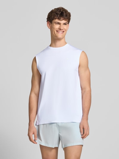 Męski model nosi Relaxed Fit Top mit Logo-Print Modell 'OLIOS' od Ellesse, elastyczny materiał, okrągły dekolt, długość pleców w rozmiarze M: 74 cm, widok całej sylwetki z przodu