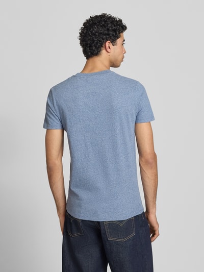 Männermodel trägt Regular Fit T-Shirt mit Logo-Stitching von Superdry aus Reine Baumwolle, in Blau, Rückenlänge 69 cm, Ganzkörperansicht Rückansicht.