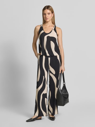 Frauenmodel trägt Blusentop aus Viskose-Mix Modell 'NIKITA' von Mango im Allover-Look, Regular-Fit, Rundhalsausschnitt, Ganzkörperansicht von vorne. Rückenlänge bei Größe S: 54 cm.