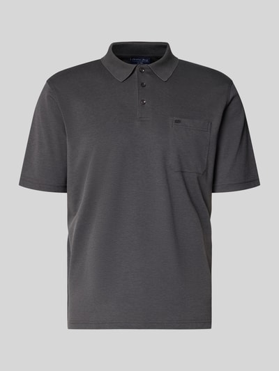 Produktfoto, Regular Fit Poloshirt mit Brusttasche von Christian Berg Men aus Material-Mix mit Baumwoll-Anteil, Polokragen, Knopfleiste, dunkelgrau, glatte Textur, Rückenlänge bei Größe M 68 cm