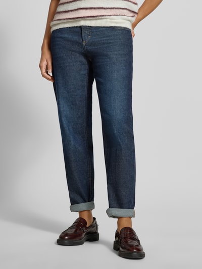 Frauenmodel trägt Barrel Jeans aus Baumwoll-Mix Modell 'MILEY' von Brax in Dunkelblau, lockere Passform, Damen Barrel Jeans, Nahaufnahme Unterkörper.