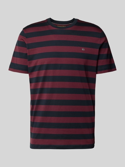 Produktfoto, Regular Fit T-Shirt mit Logo-Stitching von Christian Berg Men in Schwarz und Dunkelrot, Reine Baumwolle, Rundhalsausschnitt, Rückenlänge 70 cm bei Größe M