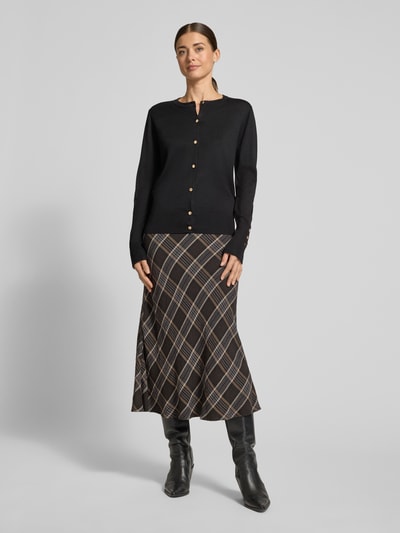 Modelka kobieca nosi czarny sweter Strickjacke aus Viskose-Mix mit Knopfleiste Modell 'Katie' od FREE/QUENT, krój regular fit, widok całej sylwetki z przodu.