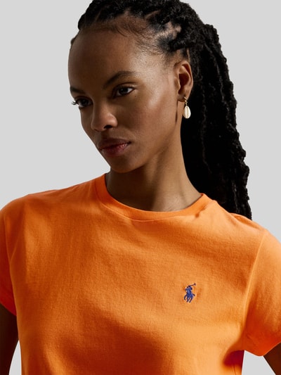 Modelka nosi T-Shirt mit Label-Stitching von Polo Ralph Lauren, czysta bawełna, krój regular fit, prążkowany dekolt, ujęcie zbliżeniowe górnej części ciała