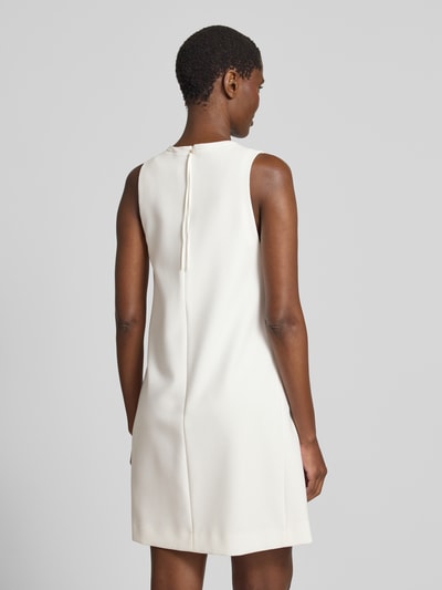 Kobiece modelka nosi Knielanges Business-Kleid mit Rundhalsausschnitt von Windsor, mieszanka materiałów z dodatkiem wiskozy, krój straight fit, długość do kolan, okrągły dekolt, zamek błyskawiczny z tyłu, długość tyłu w rozmiarze 36: 86 cm, szerokość w rozmiarze 36: 45 cm, jednolity kremowy kolor, gładka tekstura, całopostaciowy widok z tyłu.