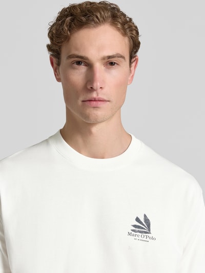 Männermodel trägt Relaxed Fit T-Shirt aus reiner Baumwolle von Marc O'Polo, Optik: Unifarben, Label-Print, Rundhals, Jersey, Nahaufnahme Oberkörper.